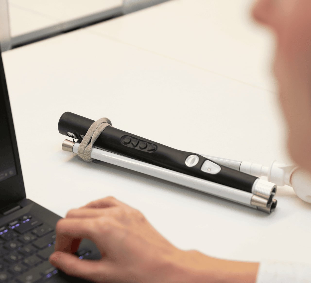 Baston inteligent WeWalk 2 Smart Cane cu GPS și AI
